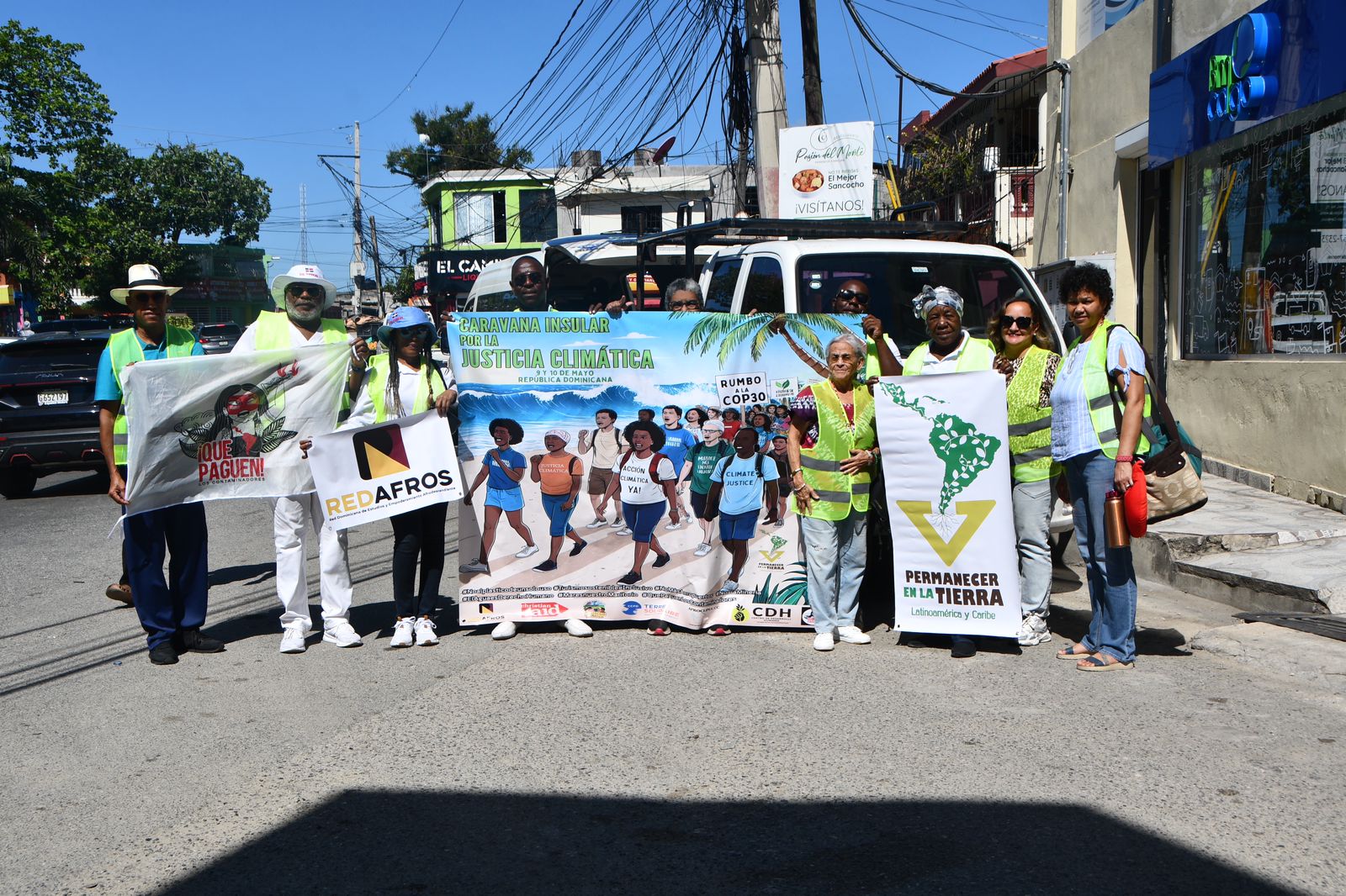 Milton Martínez, de la Comisión Ambiental de la UASD, se pronuncia, durante la parada de la caravana en el Río Nizao.